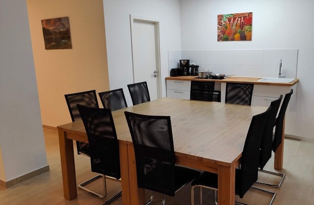 Apartamento en planta baja con aire acondicionado, terraza, estacionamiento directamente en frente de la puerta.