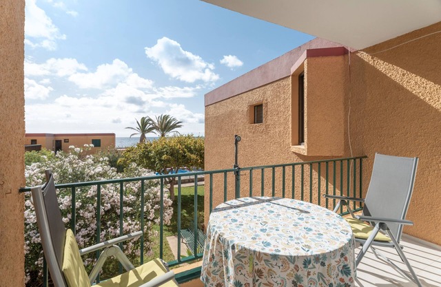 Casa de vacaciones 'Agua Y Sol 2' con vistas al mar, jardín compartido y piscina exterior