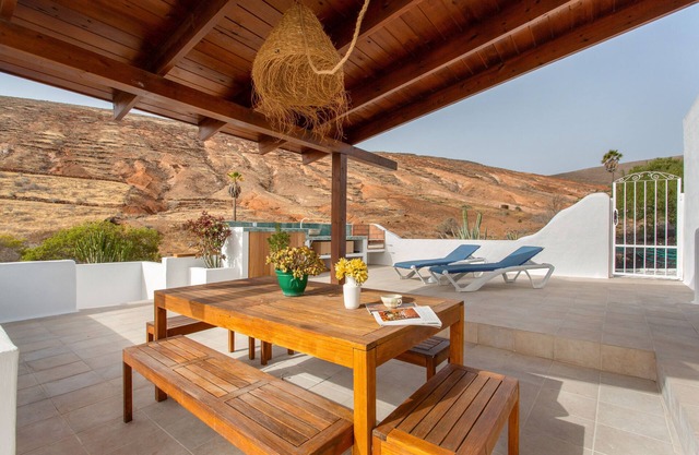 Casa de vacaciones 'Casa Azul' con vistas al mar, terraza privada y Wi-Fi