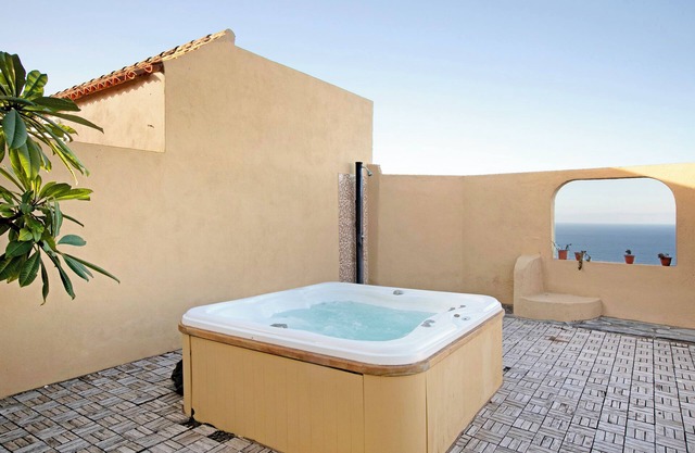 Casa de vacaciones 'Jacuzzi Comfort Sea Views Stay' con vistas al mar, terraza privada y Wi-Fi