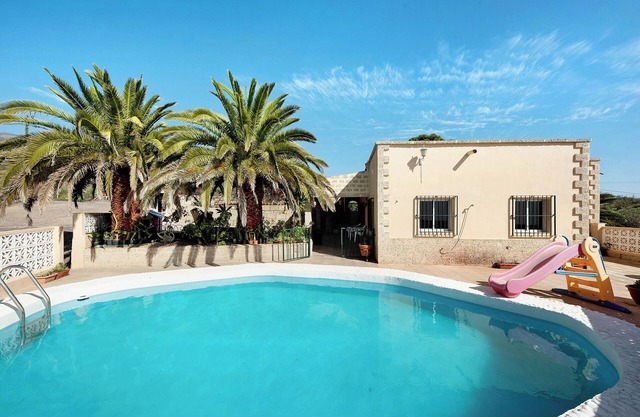 Casa vacacional El Pizarro con vistas al mar, piscina y jardín
