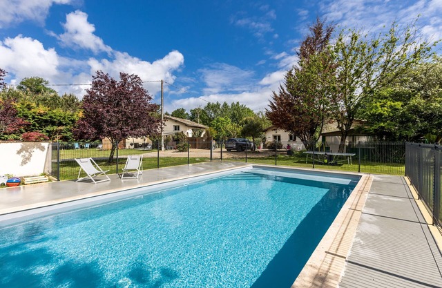 Casa de vacaciones "Gite Senguinous 1" con piscina compartida, terraza privada y Wi-Fi