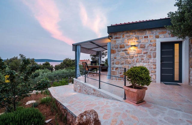 Holiday house LIMETA - Modern holiday home with sea views in a quiet area