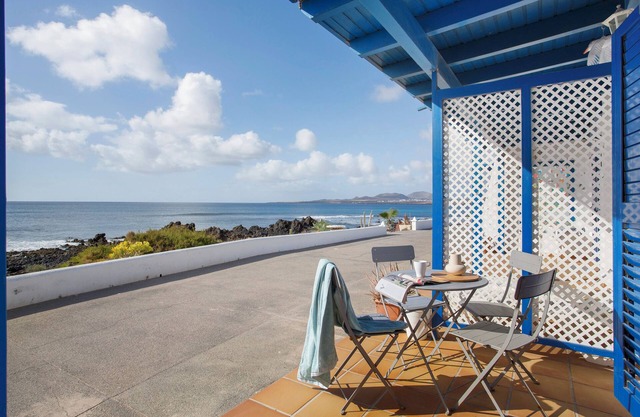 Casa de vacaciones 'Los Morros' con vistas al mar, terraza privada y Wi-Fi
