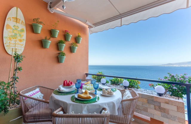 Casa de vacaciones "Mouna's House" con vistas al mar, piscina compartida y Wi-Fi