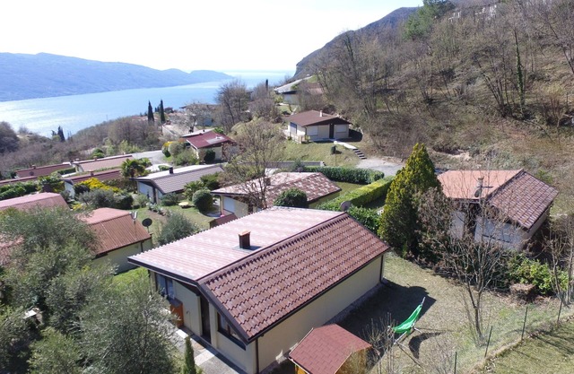 Vacation home on Lake Garda. Bungalow with pool