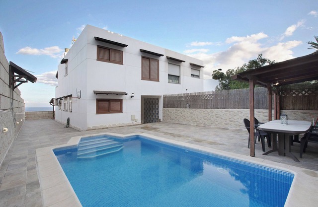 Casa de vacaciones 'Vista Horizonte' con vistas al mar, piscina privada y Wi-Fi