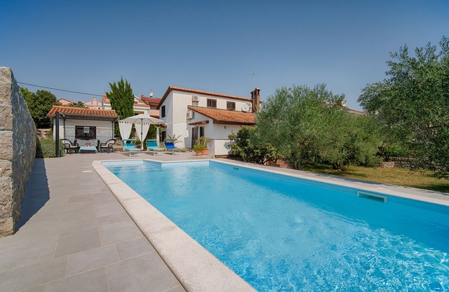 Casa rural rodeada de olivos, con piscina, a 700 metros de la playa.
