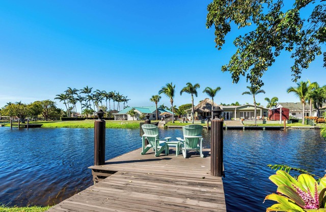 Summer Special/SW Pool water view/ Fast Wi-Fi/ King master bed/close to beaches.