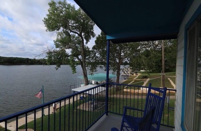 Hillside House con un porche privado con vistas al lago LBJ