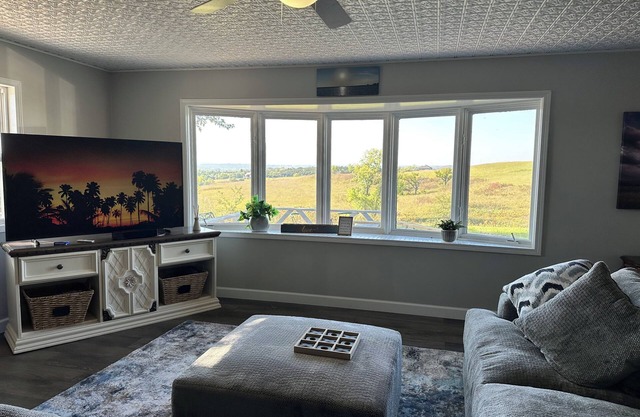Valley View Hideaway - Charming 2-bedroom house