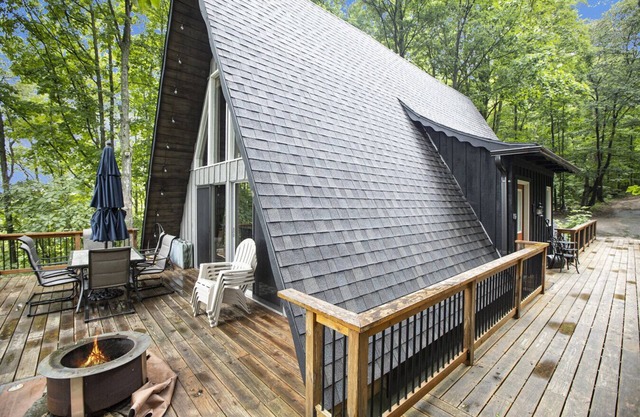 Amplio y bellamente restaurado Schuss Mountain "A-Frame" - 12 plazas