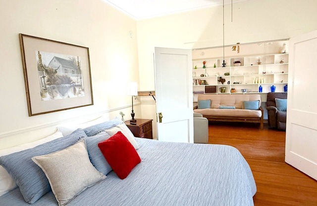 Vanilla Dream Suite at The Brenham House- Steps from Downtown