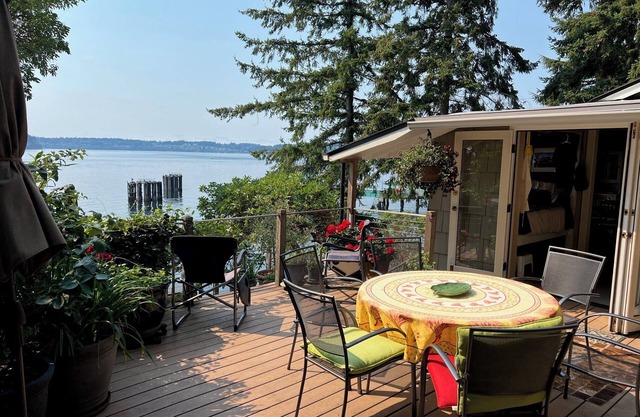 Vashon Waterfront: excelentes vistas del bosque y el mar - Acogedor, soleado, casa de campo junto al mar