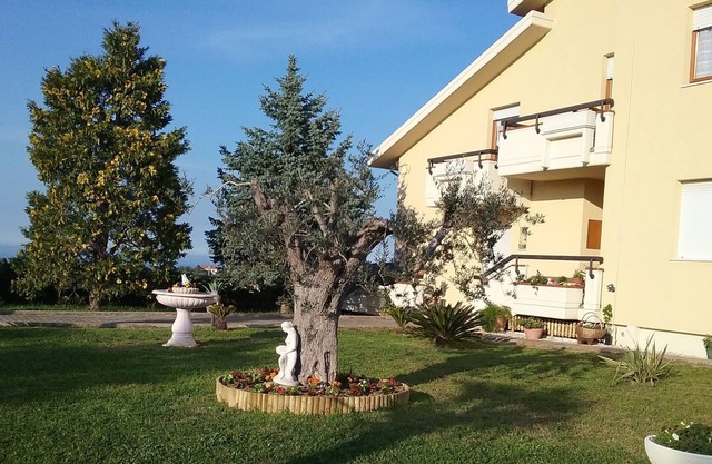 Viejo Olivo, el mar y la tierra, la villa en la colina con vistas al mar de Grottammare