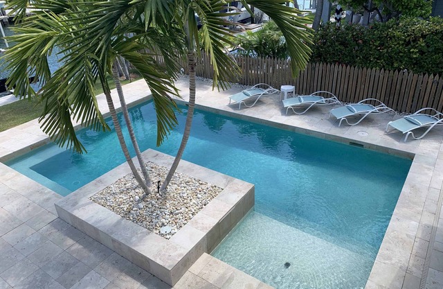 Venetian Shores 20K boat lift 28 day Minimum, ..August Cancellation now open....