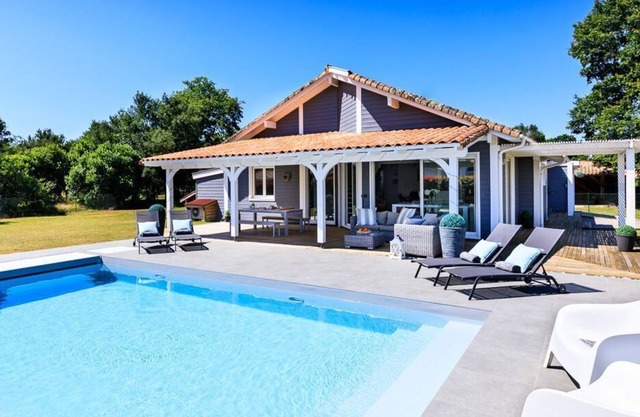 Very beautiful villa, heated swimming pool, large garden, village 500m, beaches 8km