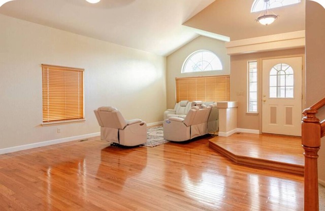 Very nice 4 bedrooms house. five minutes from Denver international airport