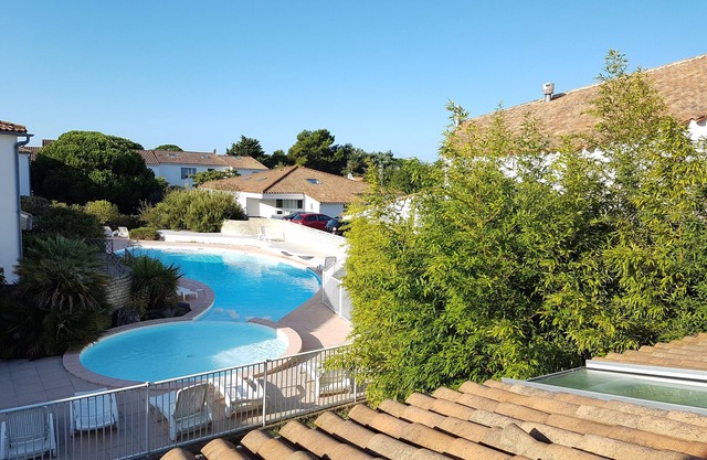 Muy bonita DUPLEX Ile de Ré - vista de la piscina, junto a la playa de La Couarde en el mar.