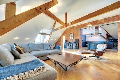Very Spacious 2 Bdrm Flat
