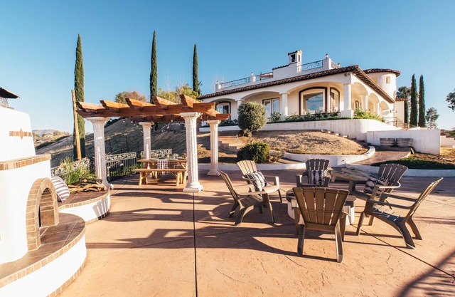 Villa espa��ola w / vistas impresionantes | Duerme 18 | A pie de bodegas! ❤ por AvantStay