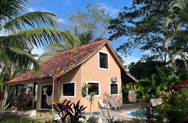 Cheerful home with pool, close to the beach