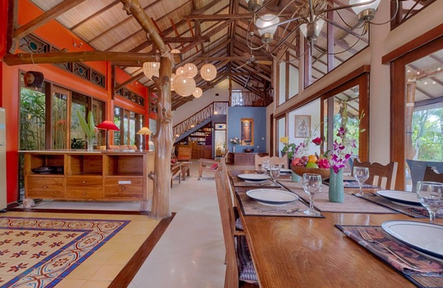 Increíblemente colorida y artística casa de Bali para alquileres a corto plazo