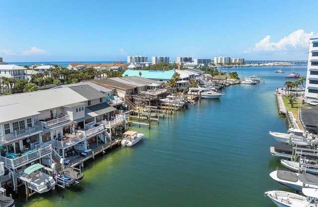 "Vic's Fish Camp" 2 Private Beaches, Dock Space, 2 Balconies, Canal Front