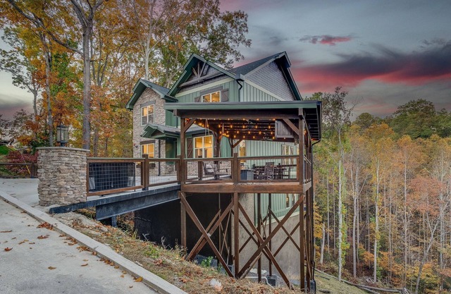 VIEWS/ Heated Pool/ Hot tub/ 15 min to Attractions