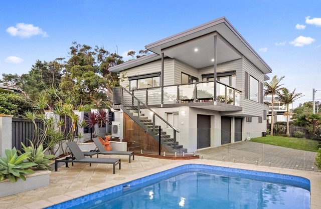Views @ Killcare - Dive straight into holiday mode in this stylish, contemporary home that features fresh, open-plan interiors