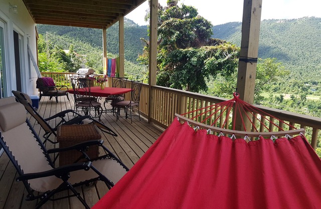 Vistas sobre el valle. ¡Apartamento en casa de cemento de dos pisos con un porche de 45 pies!