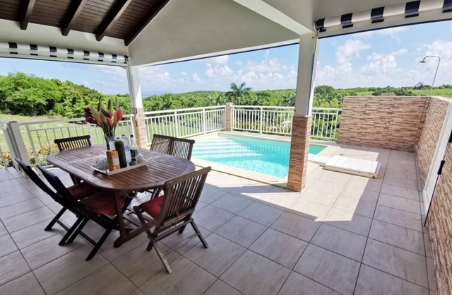 Villa à St François 3 chambres piscine - G005A