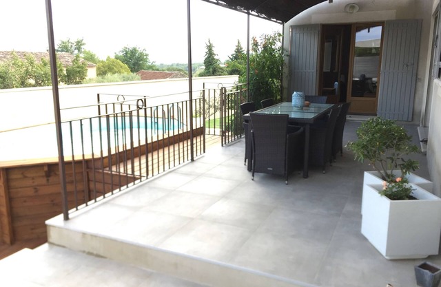 Villa de 130m2 con piscina sobre rasante cerca de Gordes y Rosellón.