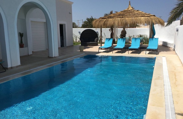 VILLA DJERBA Nathalie y Makram ofrecen su hermosa Villa a 250 m de la playa.