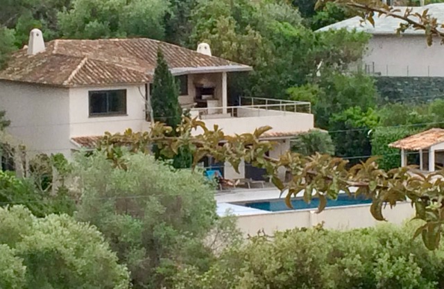 Villa a 30 metros de la playa en la espléndida zona de Cala Rossa, piscina