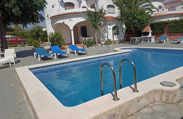 Villa 'Aloy' con piscina privada, Wi-Fi