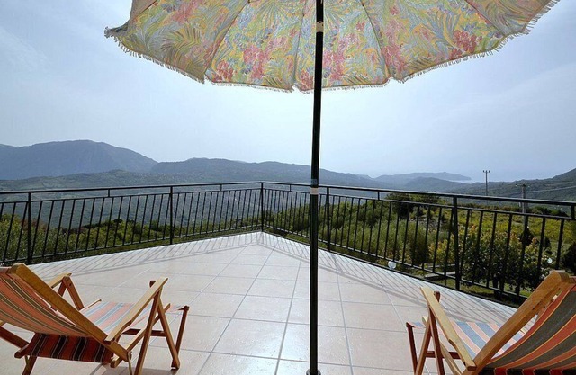 Villa Antica Uva: una característica casa independiente de dos pisos rodeada de vegetación.