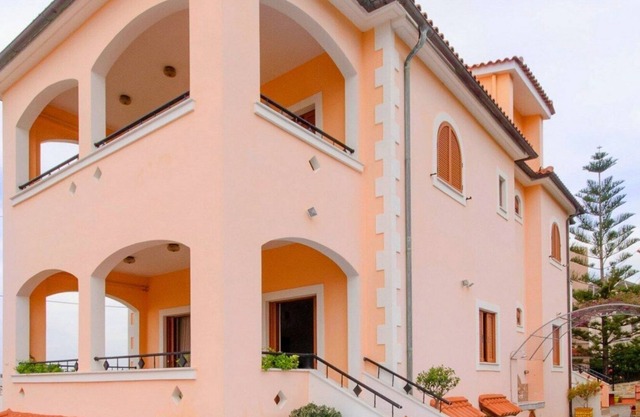 Villa with freshwater pool and sea view