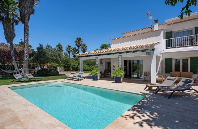 Villa junto al mar con piscina: encanto y confort