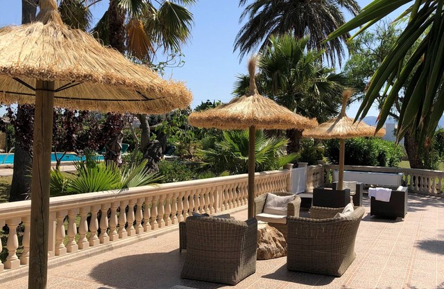 A poca distancia del centro de la ciudad y la playa. Gran piscina privada.
