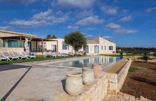 Villa 'Casale Degli Ulivi Con Piscina' con vistas a la montaña, Wi-Fi y aire acondicionado