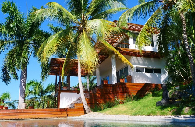 Villa con Piscina y Jacuzzi, playa semi privada