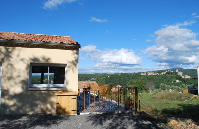 Villa des Figuiers rodeada de vegetación