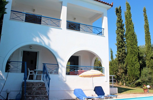 Villa ELENI 3 habitaciones, 2 baños, piscina privada, vista al mar. EOT con licencia.