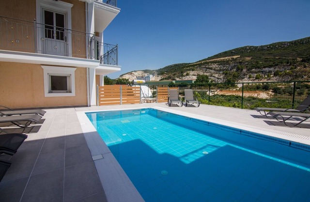 Piscina privada villa elpida