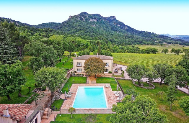 La villa Engardin, refinada, con volúmenes generosos.