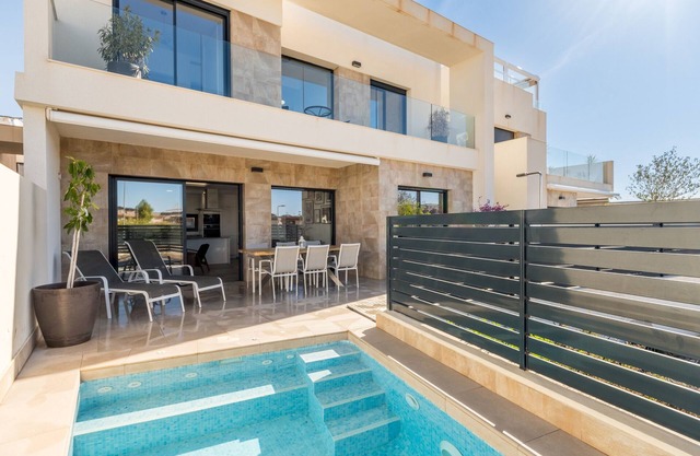 Villa 'Exclusive Modern' con vistas al lago, Wi-Fi y aire acondicionado