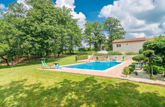 Espaciosa villa con piscina en Tinjan