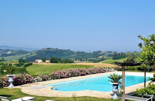 Villa Gilia D: Un apartamento característico y acogedor que forma parte de una villa rodeada de vegetación.