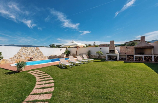 Villa "Gle" con piscina, jardín y aire acondicionado